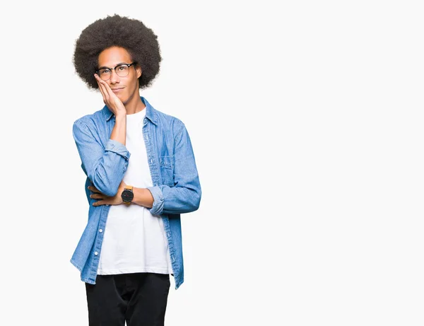 Jovem Afro Americano Com Cabelo Afro Usando Óculos Pensando Cansado — Fotografia de Stock