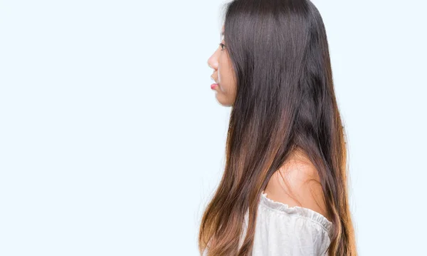 Młoda Kobieta Azjatyckich Białym Tle Patrząc Bok Zrelaksować Się Poza — Zdjęcie stockowe