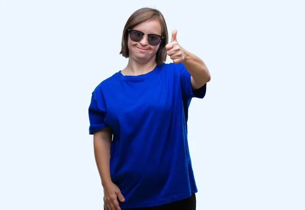 Young Adult Woman Syndrome Wearing Sunglasses Isolated Background Doing Happy — Stock Photo, Image