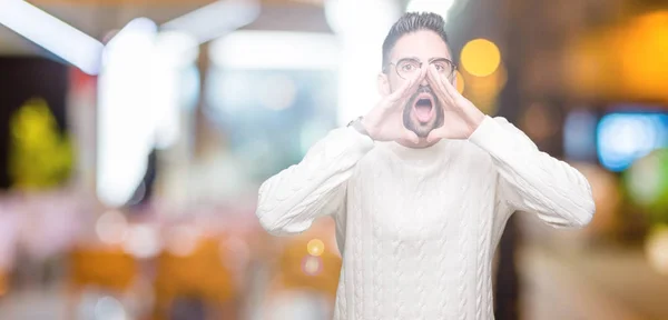 Joven Hombre Guapo Con Gafas Sobre Fondo Aislado Gritando Enojado —  Fotos de Stock