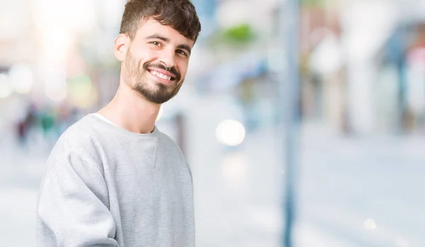 Joven Hombre Guapo Con Sudadera Sobre Fondo Aislado Invitando Entrar —  Fotos de Stock