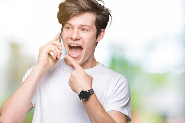 Mladý Muž Mluví Smartphone Izolované Pozadí Velmi Šťastný Ukázal Rukou — Stock fotografie