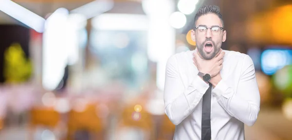 Joven Hombre Negocios Guapo Con Gafas Sobre Fondo Aislado Gritando —  Fotos de Stock