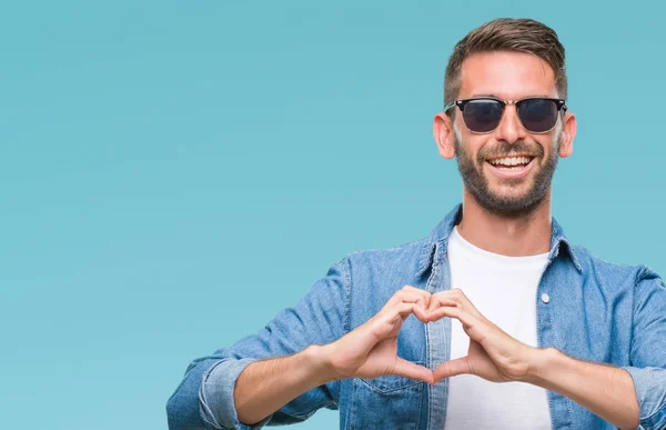 Junger Gutaussehender Mann Mit Sonnenbrille Über Isoliertem Hintergrund Der Verliebt — Stockfoto