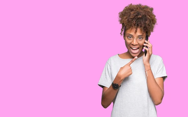 Jovem Afro Americana Falando Smartphone Sobre Fundo Isolado Muito Feliz — Fotografia de Stock