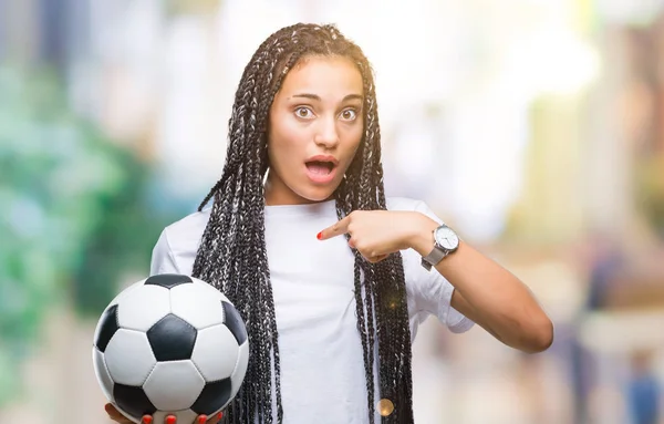 Joven Trenzado Pelo Afroamericano Chica Sosteniendo Pelota Fútbol Sobre Fondo —  Fotos de Stock