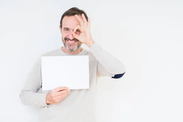 Homem Sênior Segurando Folha Papel Branco Sobre Fundo Isolado Com — Fotografia de Stock