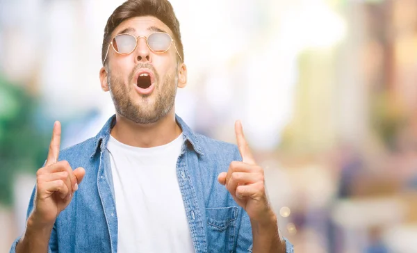 Joven Hombre Guapo Con Gafas Sol Sobre Fondo Aislado Asombrado — Foto de Stock