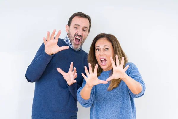 Hermosa Pareja Mediana Edad Amor Sobre Fondo Aislado Miedo Aterrorizado — Foto de Stock