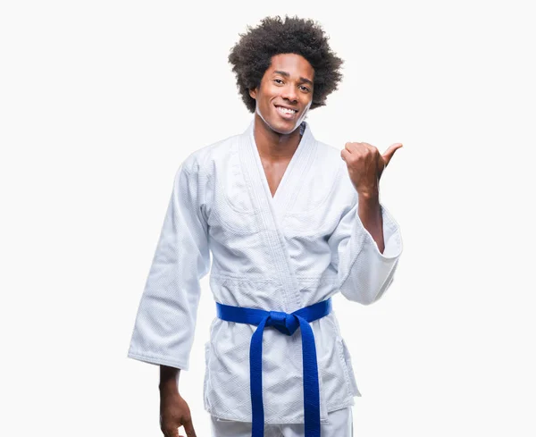 Afro Amerikansk Man Bär Karate Kimono Över Isolerade Bakgrund Leende — Stockfoto