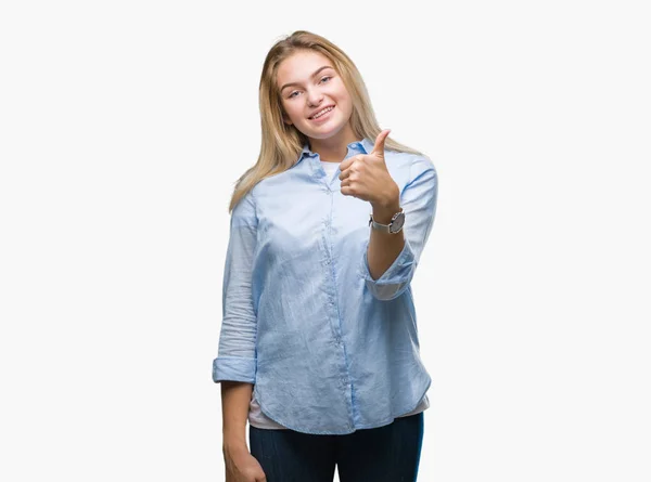 年轻的高加索女商人在孤立的背景做快乐竖起大拇指的手势与手 通过显示成功来批准镜头的表达 — 图库照片