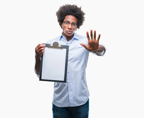 Afro Americano Homem Segurando Prancheta Sobre Fundo Isolado Com Mão — Fotografia de Stock