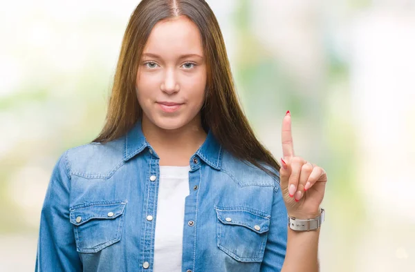 年轻的高加索美丽的女人在孤立的背景显示和指向手指第一 而微笑自信和快乐 — 图库照片