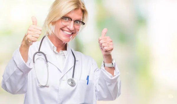 Średnim Wieku Lekarz Blond Kobieta Białym Tle Zatwierdzające Robi Pozytywny — Zdjęcie stockowe