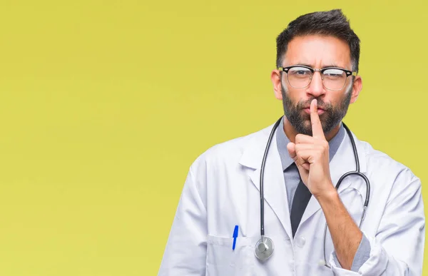 Uomo Adulto Medico Ispanico Sfondo Isolato Chiedendo Essere Tranquillo Con — Foto Stock