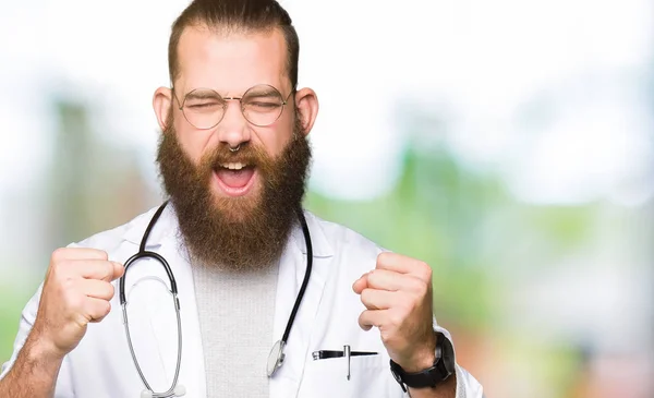 Junger Blonder Arzt Mit Bart Und Medizinischem Mantel Aufgeregt Für — Stockfoto
