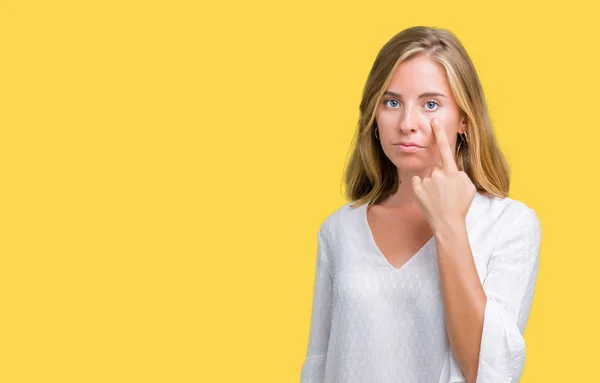 Hermosa Joven Elegante Mujer Sobre Fondo Aislado Señalando Vista Observando — Foto de Stock