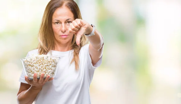 Donna Ispanica Mezza Età Che Mangia Popcorn Sfondo Isolato Con — Foto Stock