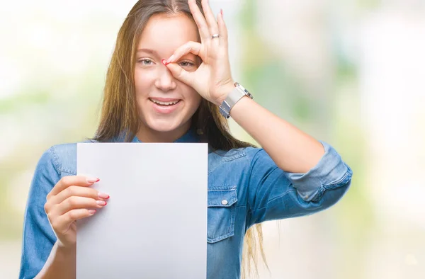 Mulher Branca Jovem Segurando Folha Papel Branco Sobre Fundo Isolado — Fotografia de Stock