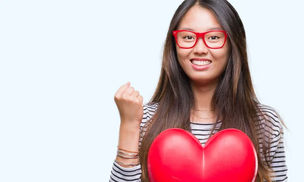 Junge Asiatische Verliebte Frau Mit Lesendem Herzen Über Isoliertem Hintergrund — Stockfoto