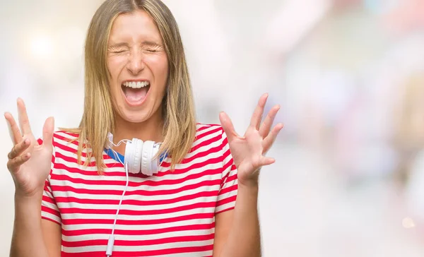 Jovem Mulher Bonita Ouvindo Música Usando Fones Ouvido Sobre Fundo — Fotografia de Stock