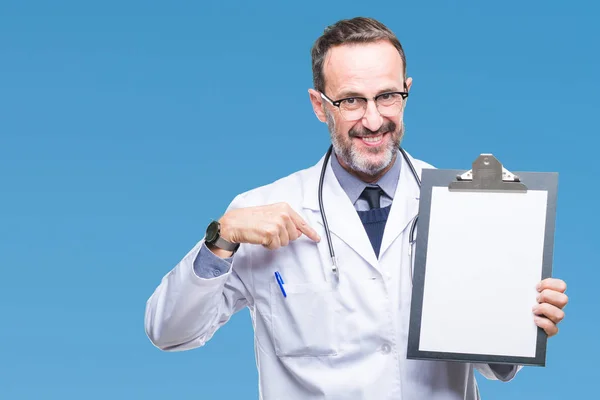 Idade Média Idoso Hoary Médico Homem Segurando Prancheta Isolado Fundo — Fotografia de Stock