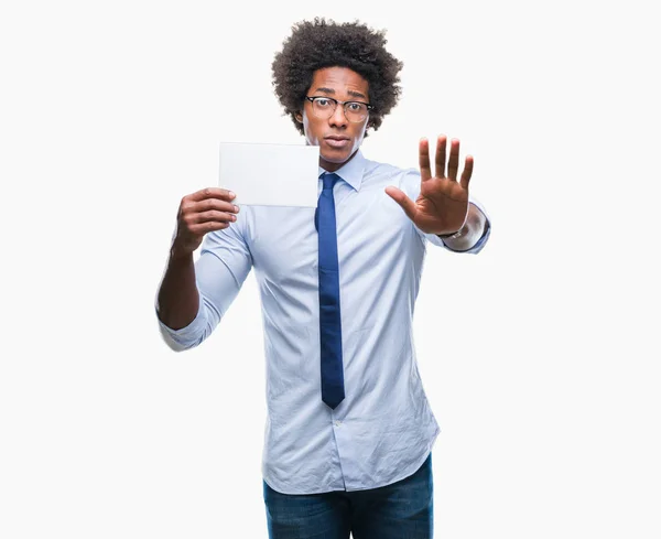 Hombre Afroamericano Sosteniendo Tarjeta Blanco Sobre Fondo Aislado Con Mano —  Fotos de Stock