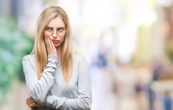 Jonge Mooie Blonde Vrouw Bril Geïsoleerde Achtergrond Denken Zoek Moe — Stockfoto