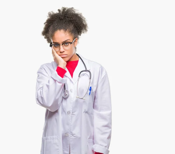 Junge Afroamerikanische Ärztin Mit Isoliertem Hintergrund Die Müde Und Gelangweilt — Stockfoto