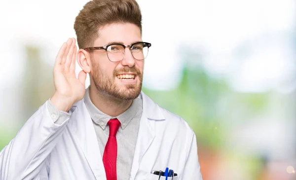 Ung Vacker Forskare Man Bär Glasögon Ler Med Handen Över — Stockfoto