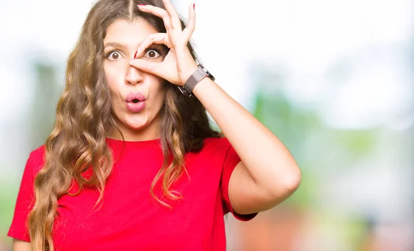 Junge Schöne Frau Lässigem Shirt Tut Geste Schockiert Mit Überraschtem — Stockfoto