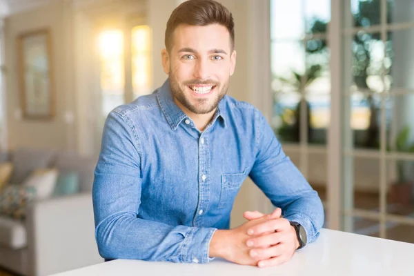 Joven Hombre Guapo Casa Con Una Cara Feliz Pie Sonriendo —  Fotos de Stock