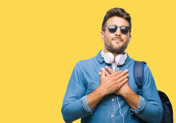 Jovem Turista Bonito Vestindo Fones Ouvido Mochila Sobre Fundo Isolado — Fotografia de Stock