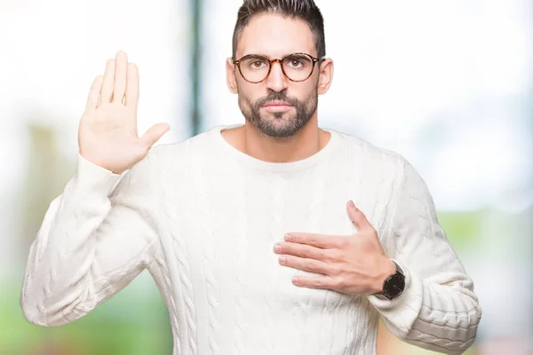 Joven Hombre Guapo Con Gafas Sobre Fondo Aislado Juramento Con — Foto de Stock