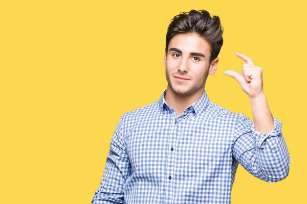 Genç Yakışıklı Adamı Izole Arka Plan Gülümseyen Boyutu Işaret Parmaklı — Stok fotoğraf
