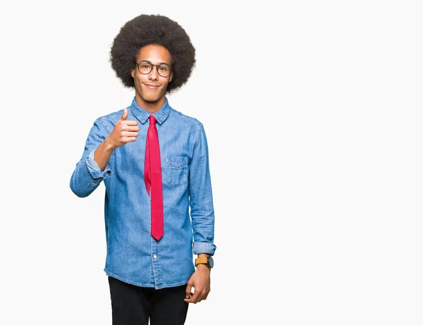年轻的非洲裔美国商人戴着眼镜 打着红色领带 用手竖起大拇指 批准显示显示成功的相机的表达式 — 图库照片