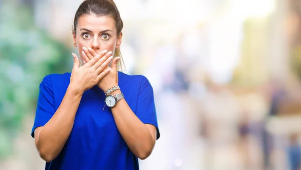 Giovane Bella Donna Indossa Casual Shirt Blu Sfondo Isolato Scioccato — Foto Stock