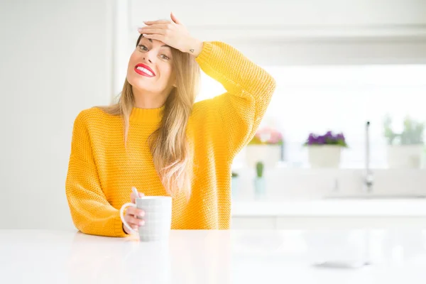 Junge Schöne Frau Die Hause Eine Tasse Kaffee Trinkt Gestresst — Stockfoto