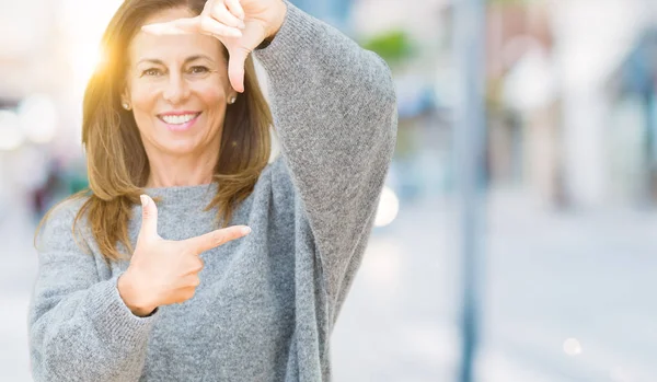 Hermosa Mujer Mediana Edad Con Suéter Invierno Sobre Fondo Aislado — Foto de Stock