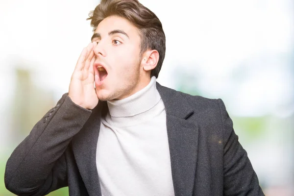 Joven Hombre Elegante Con Abrigo Invierno Sobre Fondo Aislado Gritando —  Fotos de Stock