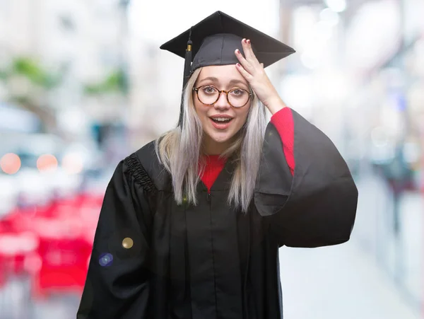 Jeune Femme Blonde Portant Uniforme Diplômé Sur Fond Isolé Surpris — Photo