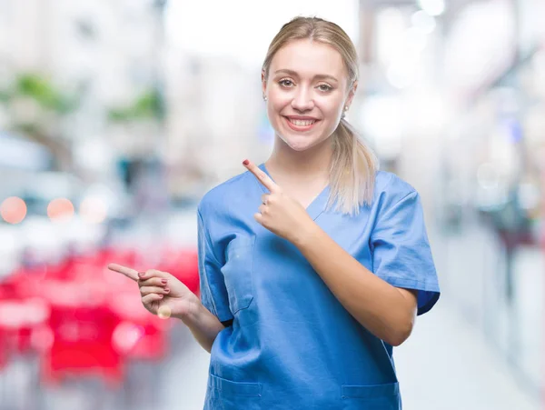 Joven Cirujana Rubia Doctora Vistiendo Uniforme Médico Sobre Fondo Aislado — Foto de Stock