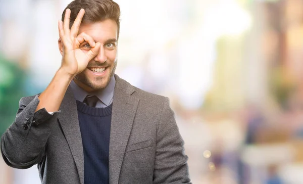 Joven Hombre Negocios Guapo Sobre Fondo Aislado Haciendo Buen Gesto — Foto de Stock