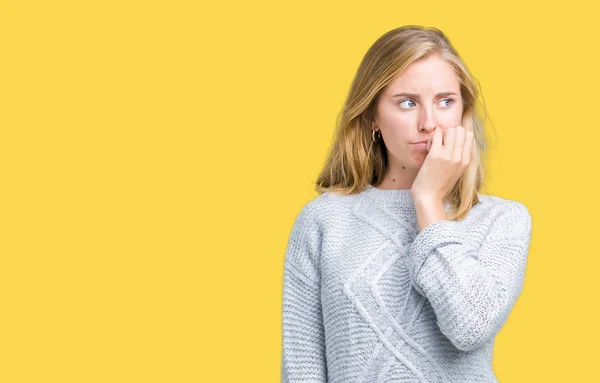 Vacker Ung Kvinna Som Bär Vinter Tröja Över Isolerade Bakgrund — Stockfoto