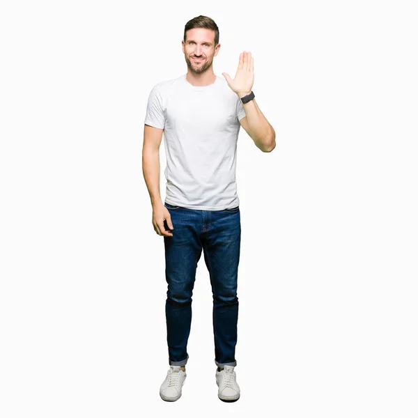 Pohledný Muž Nosí Ležérní Bílé Tričko Waiving Říká Ahoj Šťastný — Stock fotografie