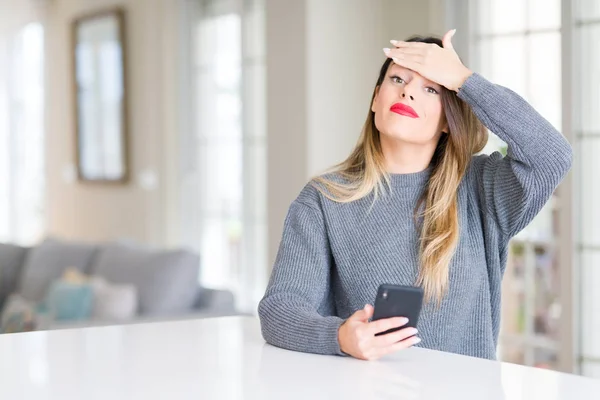 Jovem Mulher Bonita Usando Smartphone Casa Estressado Com Mão Cabeça — Fotografia de Stock