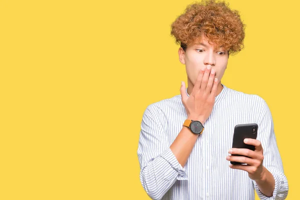 Jonge Knappe Man Met Smartphone Cover Mond Met Hand Geschokt — Stockfoto