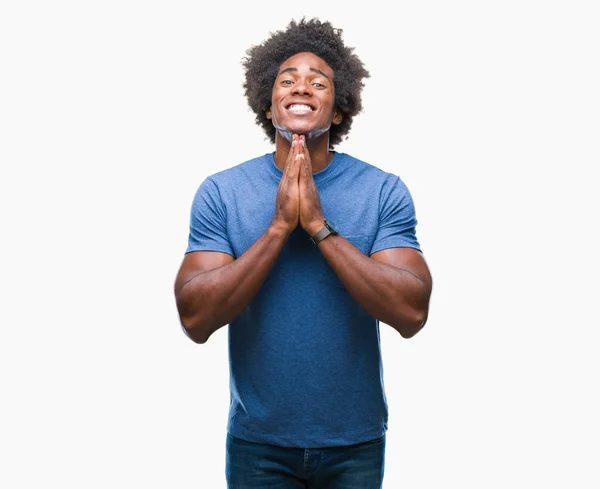 Afro Americký Muž Izolované Pozadí Modlí Rukama Dohromady Žádá Odpuštění — Stock fotografie