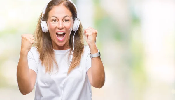 Mujer Hispana Mediana Edad Escuchando Música Con Auriculares Sobre Fondo —  Fotos de Stock