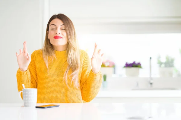 Giovane Bella Donna Che Beve Una Tazza Caffè Casa Sorridendo — Foto Stock